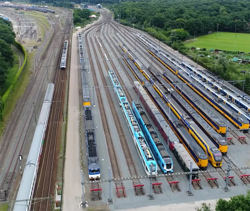 Voitures de trains à l’arrêt sur des voies ferrées. 