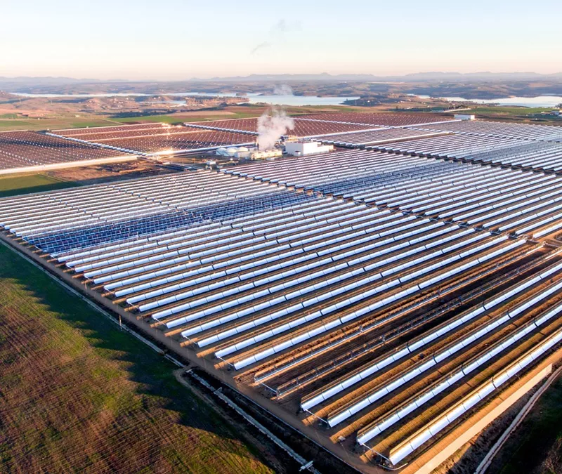 Photo d'une centrale d'énergie solaire.