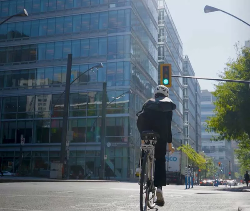 Cycliste circulant dans une rue du centre-ville de Montréal