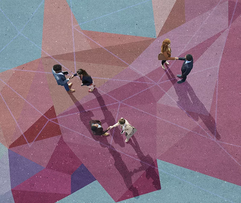 Gens se serrant la main.