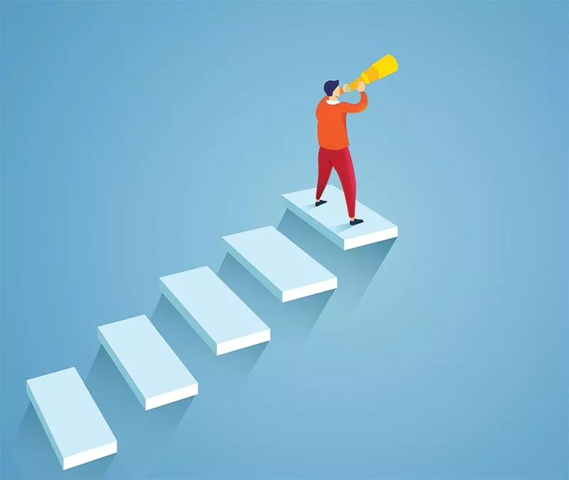 Personne tenant un télescope debout sur les escaliers regardant au loin.