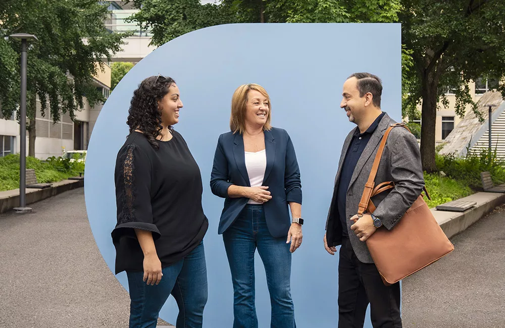 Groupe de professionnel.les discutant à l’extérieur dans une ambiance sympathique et décontractée. 