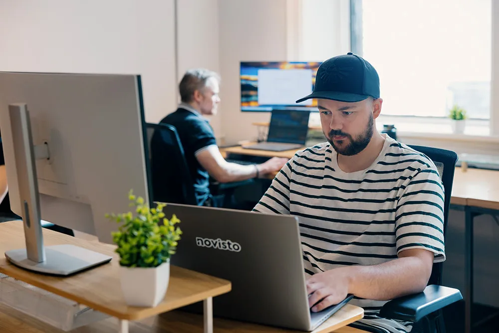 A Novisto employee at work.